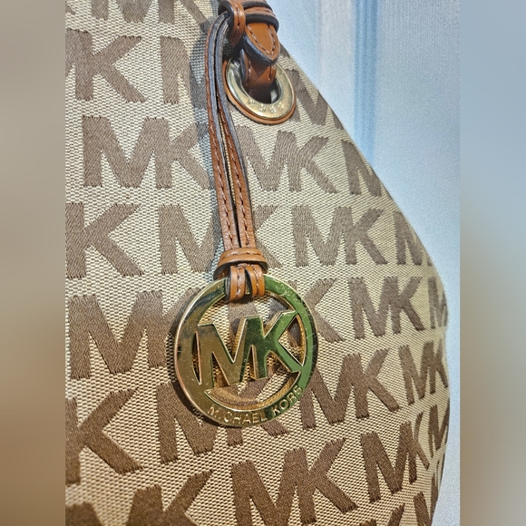 Michael Kors Jet Set Item Shoulder Bag - Picture 1 of 5